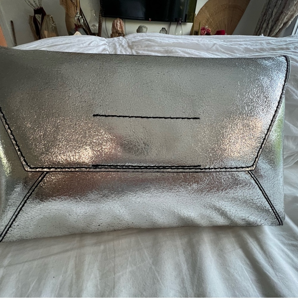 Crew leather silver Metallic Clutch bag. Greta accessory